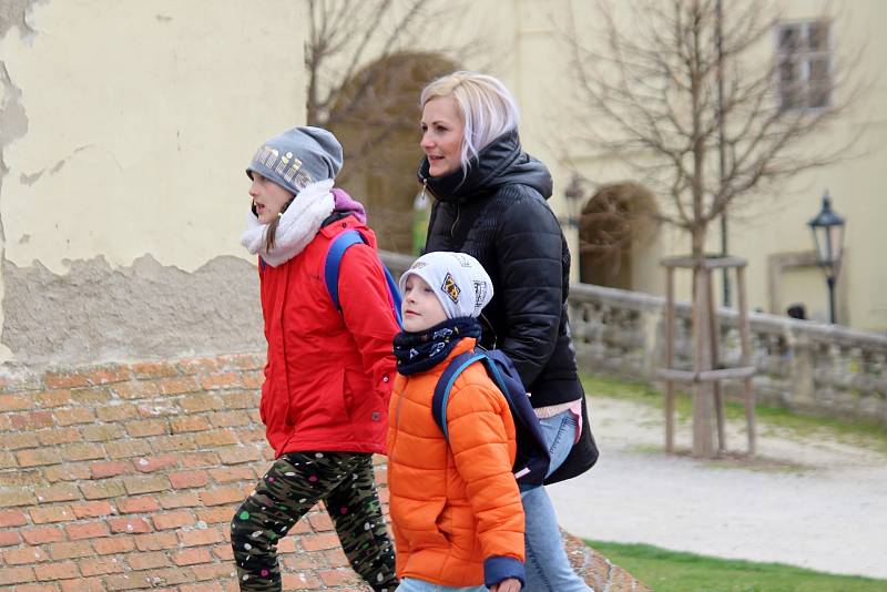 Trávník na zámku ve Valticích ozdobila velikonoční vejce, na zámecké louce se uskutečnil rokokový piknik.