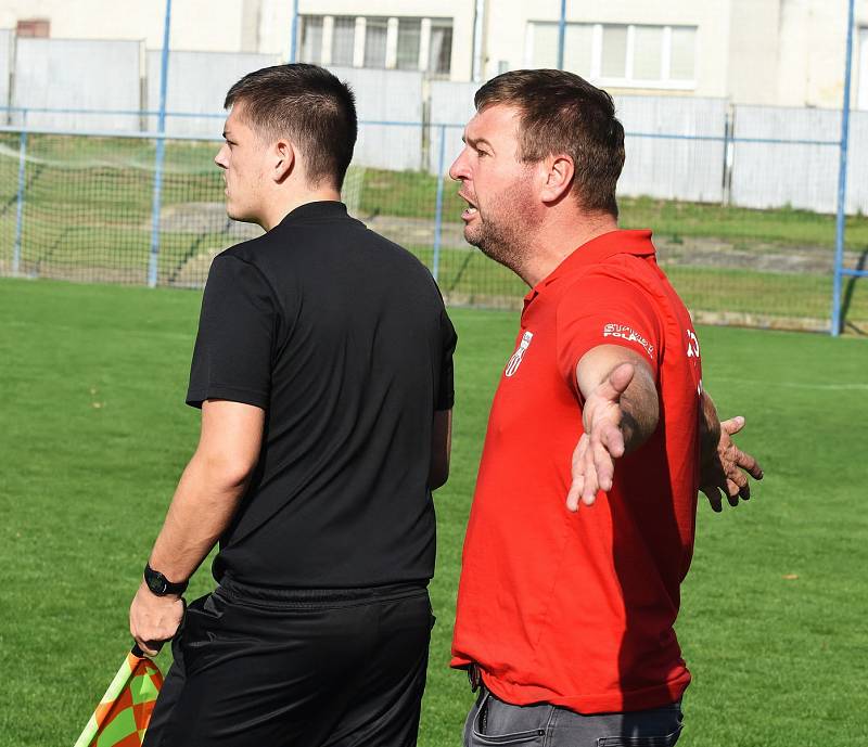 Fotbalisté Velkých Pavlovic (v červeném) porazili Dubňany 3:1.