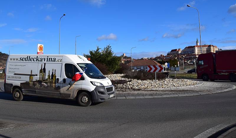 Také zemědělci na Břeclavsku se zapojili do protestní jízdy za rovné podmínky. Na snímku ti ze Zemědělského družstva v Sedleci.