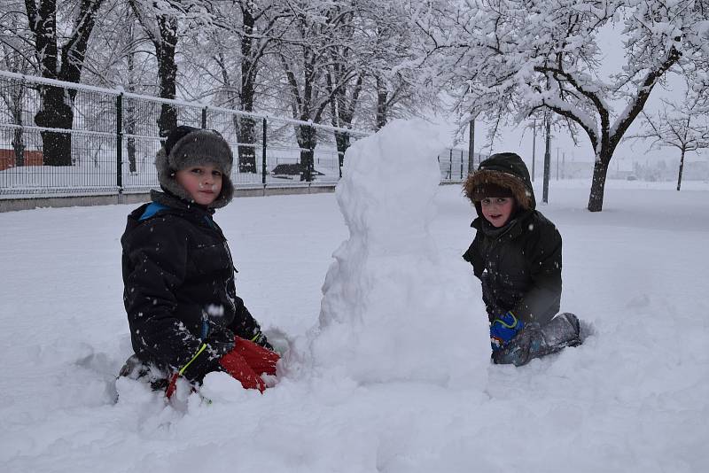 Sněhovou kalamitu si děti užívaly.