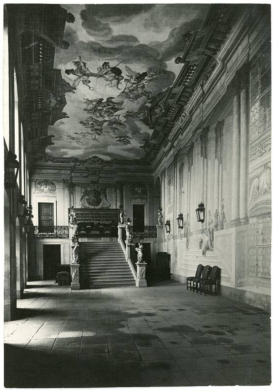 Nástupní sál mikulovského zámku, před rokem 1945.