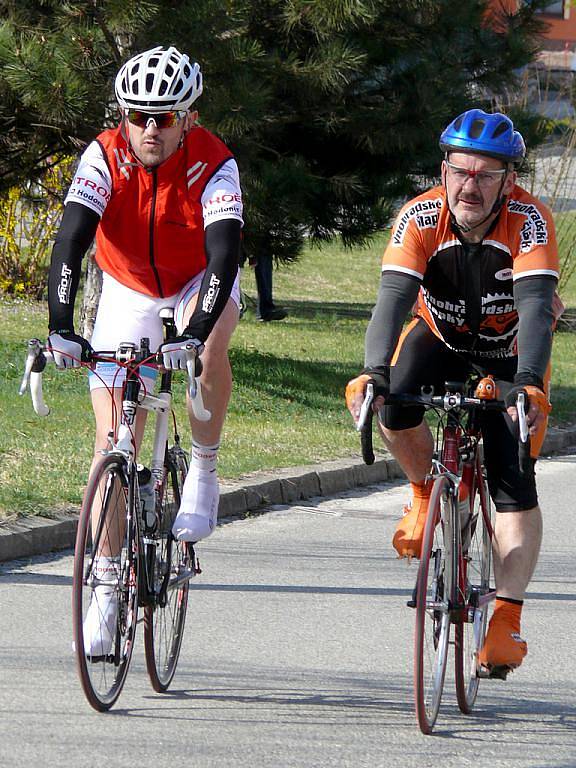 Hlohovcem se proháněli závodní cyklisti i malé děti na kolech. 