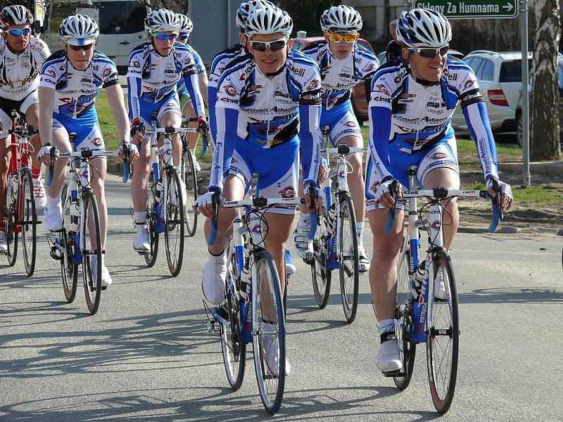 Hlohovcem se proháněli závodní cyklisti i malé děti na kolech. 