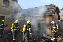 Požár zachvátil v sobotu dopoledne garáž rodinného domu v Lanžhotě.