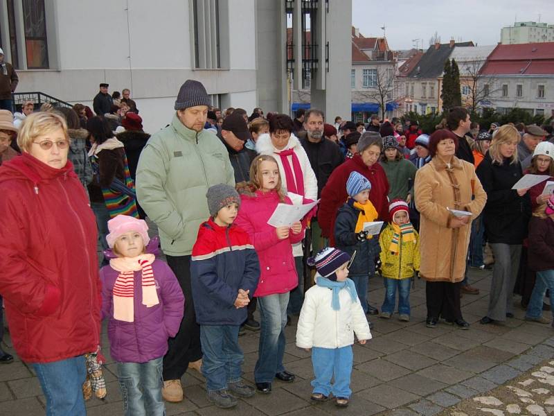 Štědrovečerní zpívání na hustopečském náměstí.