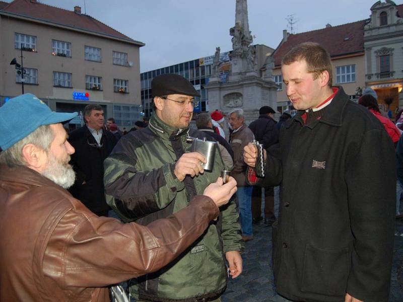 Štědrovečerní zpívání na hustopečském náměstí.