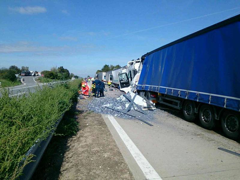  Série nehod kamionů v úterý omezovala provoz na dálnici D2 u Velkých Pavlovic ve směru na Brno. Na místě postupně havarovalo šest kamionů, dvě osoby utrpěly zranění.