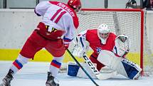 Čeští hokejisté (v červeném) do osmnácti let prohráli na Hlinka Gretzky Cupu s Ruskem 3:7 a zahrají si o páté místo.