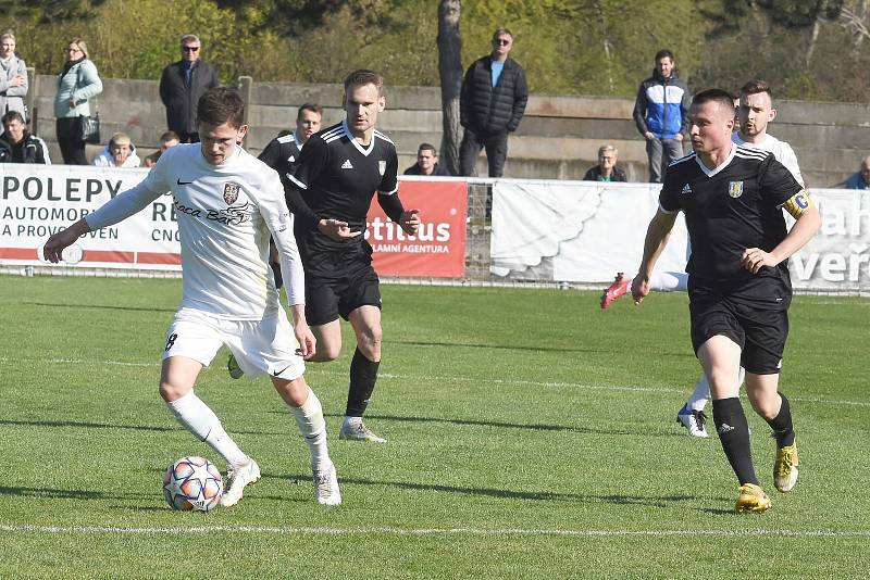 Fotbalisté Lanžhotu (v bílých dresech) porazili v derby Břeclav 2:0.