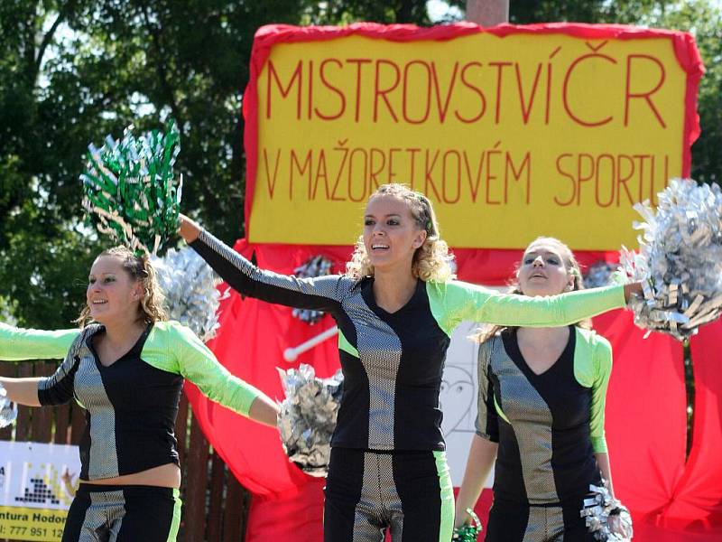 Prvními závody v Moravské Nové Vsi se rozběhl letošní seriál kvalifikačních bojů Mistrovství České republiky v mažoretkovém sportu. 