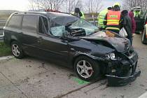 Nedaleko Velkých Pavlovic se před třetí hodinou odpoledne srazil kamion a osobní auto.
