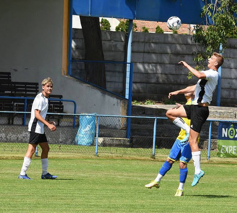 Břeclavští fotbalisté (v bílých dresech) zahájili letní přípravu výhrou nad Ivančicemi.