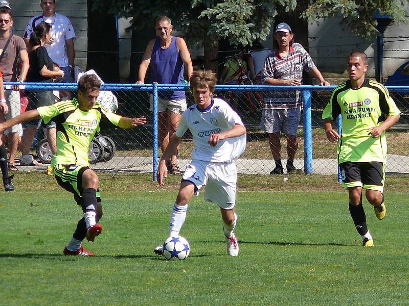 Fotbalisté MSK (v bílém) deklasovali béčko Olomouce.