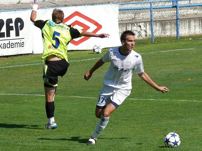 Fotbalisté MSK (v bílém) deklasovali béčko Olomouce.