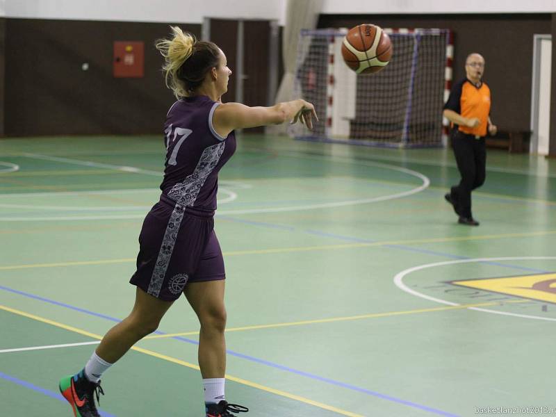 Silvie Markovičová Hrubá navrhla pro své spoluhráčky z basketbalového oddílu dres s folklorními ornamenty.