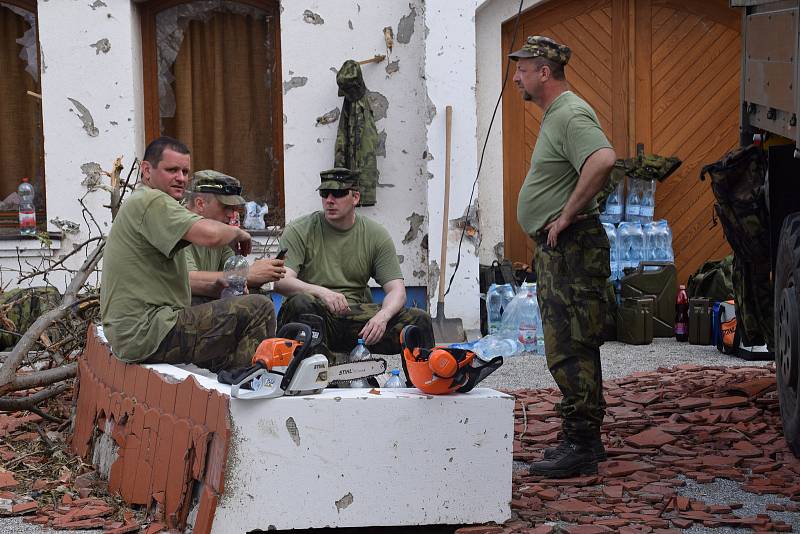 Tornádo srovnalo část obce Hrušky doslova se zemí. Lidé neúnavně pracovali a pomáhali jeden druhému.