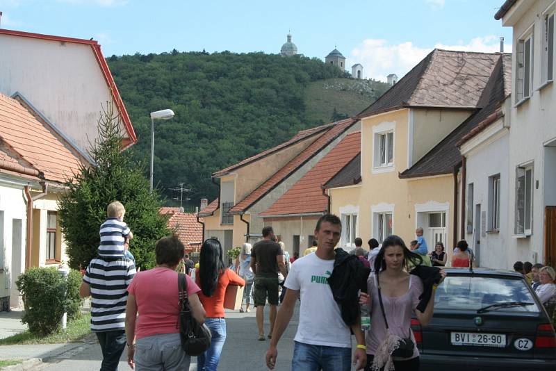 Od pátečního odpoledne baví návštěvníky vinobraní v Mikulově hvězdy československé hudební scény i regionální cimbálové muziky. Ulice města jsou plné lidí, burčáku a zábavy.