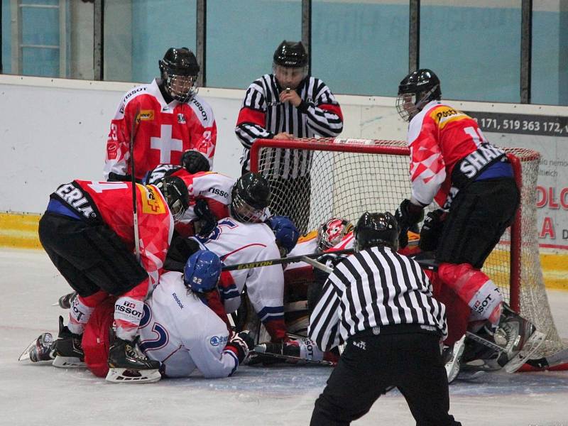 Čeští hokejisté (v bílém) dokázali proti Švýcarsku otočit zápas z 0:3 na 4:3.