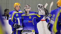 Břeclavští hokejisté (v modrém) zaskočili vysokoškoláky na jejich vlastním ledě. Vyhráli 6:2.