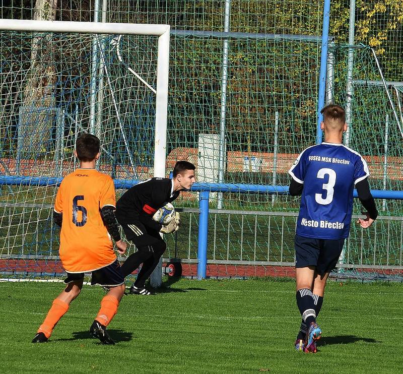 Starší žáci Lednice (v oranžovém) podlehli 0:1 Břeclavi.