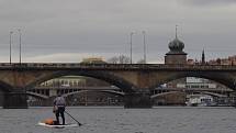 Z plavby na paddleboardu Prahou.