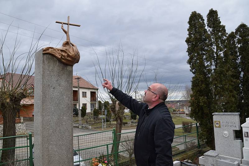 Restaurátor Michal Navrátil obnovuje pomníčky dětem utonulým v řece Dyji na Nových Mlýnech v roce 1936. Na snímku starosta obce Radek Průdek.