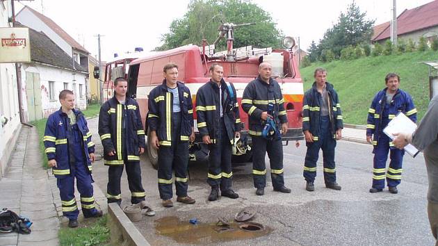 Sedlečtí dobrovolní hasiči musejí být kvůli řádění neznámého žháře neustále v pozoru.