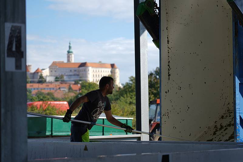 Nová obří lisovna v areálu Víno Mikulov na Břeclavsku zpracuje denně až 240 tun hroznů. Letos je poprvé v plném provozu