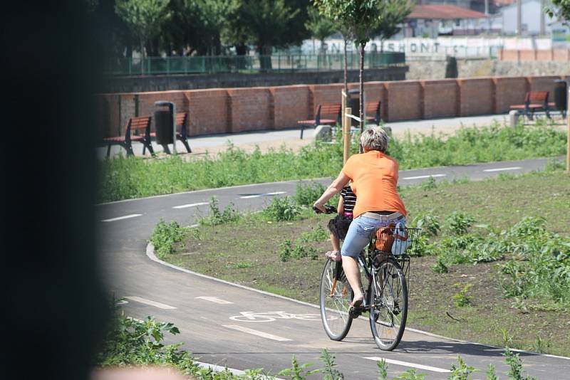 V areálu bývalého břeclavského cukrovaru už lidé využívají novou obousměrnou cyklostezku a chodník pro pěší kolem řeky Dyje.