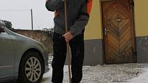 Moravskou Novou Ves přikryl letošní první sníh. Ani to však neodradilo některé cyklisty od šlápnutí do pedálů. Lidé ometali bílou nadílku z aut i před domy.