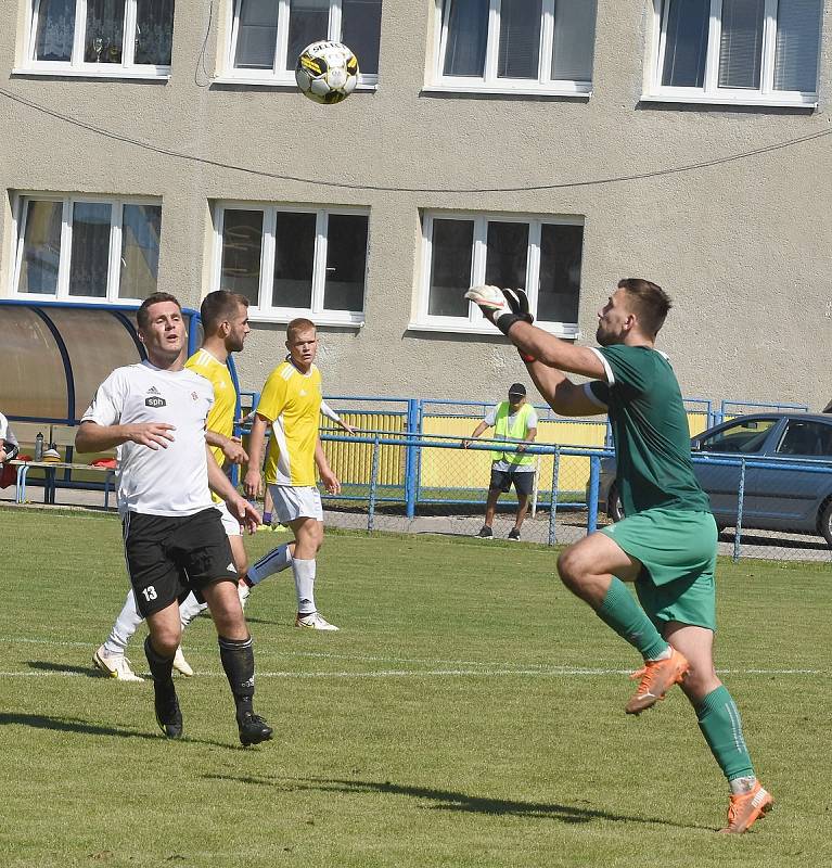 Fotbalisté Břeclavi (ve žlutém) porazili Bystřici nad Pernštejnem 1:0.