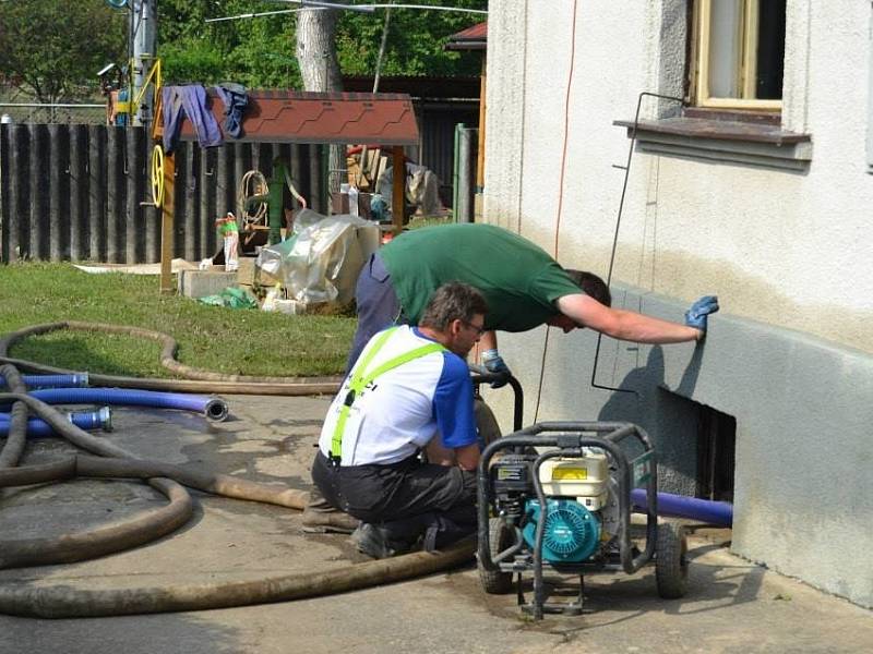 Se zničujícími následky povodní, které zasáhly velkou část Čech, pomáhají již několik dnů také záchranáři z Břeclavi a okolí.