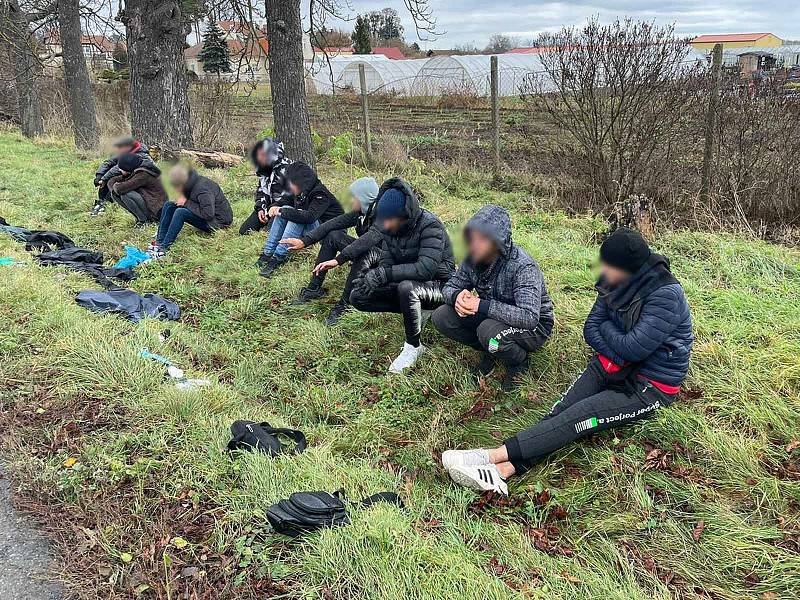 Cizinec s devíti migranty v autě na Břeclavsku prorazil dva policejní zátarasy.