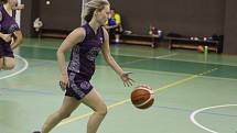 Silvie Markovičová Hrubá navrhla pro své spoluhráčky z basketbalového oddílu dres s folklorními ornamenty.