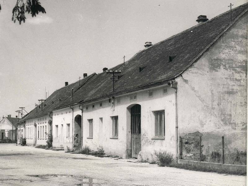 Obec Mušov musela zmizet kvůli vzniku novomlýnských nádrží. Na snímku je náves v Mušově v roce 1974.