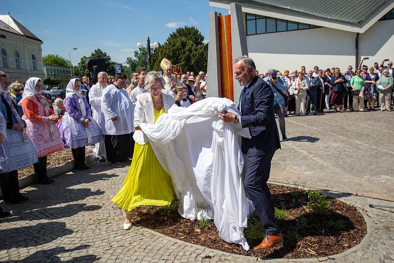Věřící v Břeclavi vzpoměli svého dlouholetého duchovního správce Josefa Ondráčka. Po slavnostní mši požehnal biskup Pavel Posád pomník před kostelem.