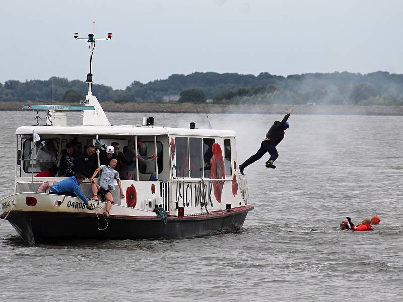 Cvičení Katamarán 2018. U přístaviště v Pavlově na Břeclavsku se dostala do problémů výletní loď. Záchranáři lovili z vody topící se lidi. Po jednom cestujícím pátrali policejní potápěči.