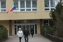 S volebními lístky v rukách spěchali voliči hned po druhé hodině odpoledne také do volební místnosti v základní škole v Tyršově ulici ve Vyškově.