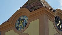Ručičky na věži kostela v Moravské Nové Vsi se zastavily v čase, kdy udeřilo tornádo.