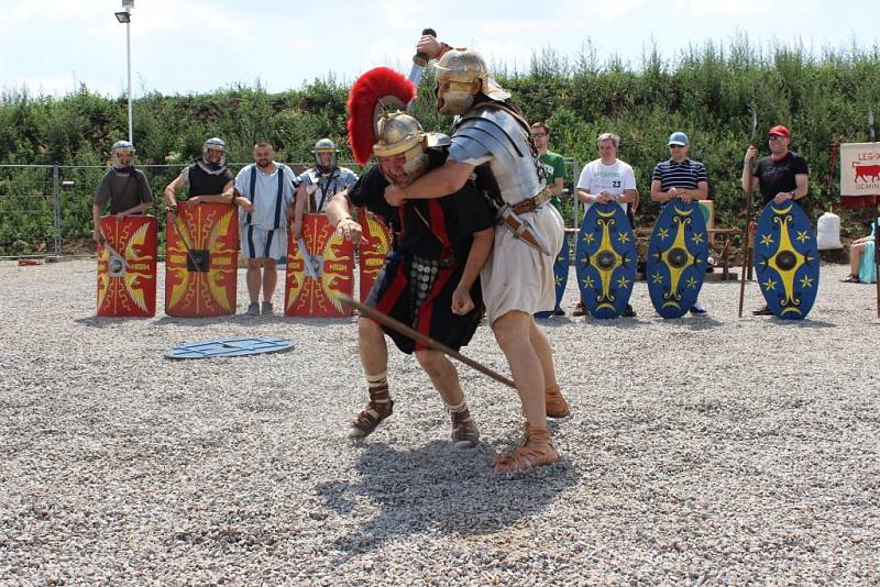 Návštěvníci pasohláveckého pavilonu Circus Maximus zažili výcvik legionářů a zhlédli představení s Asterixem a Obelixem. Vyzkoušet si mohli také skládání mozaiky, tkaní opasků, táborový život i jídlo římských legionářů