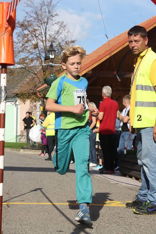 Ulice v Bořeticích zaplavili nadšení běžci z Břeclavska a širokého okolí. V obci pořádali 17. ročník běhu za burčákem.