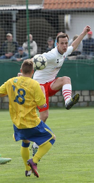 Fotbalisté Líšně v zápasu s břeclavským týmem.