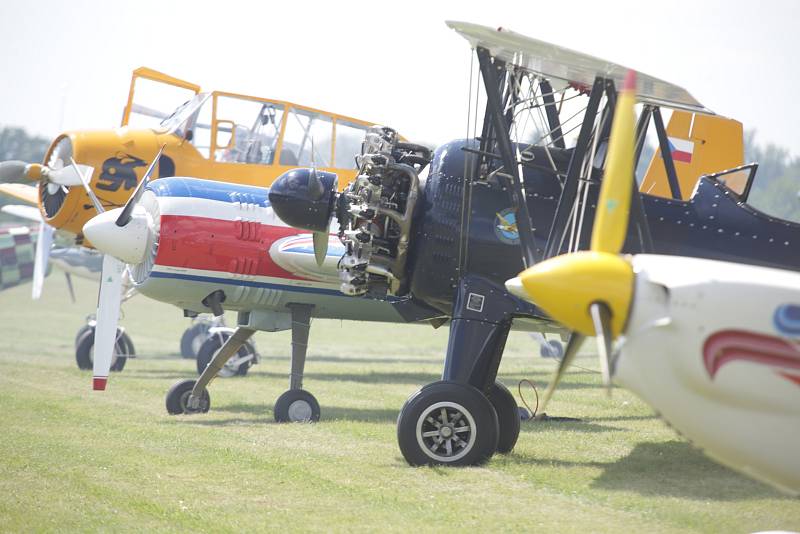 Letecký den na letišti v Břeclavi přilákal davy návštěvníků. K největším atrakcím patřila maketa stíhačky Spitfire a letoun ze soutěží Red Bull Air Race, kterým pilotuje Martin Šonka.