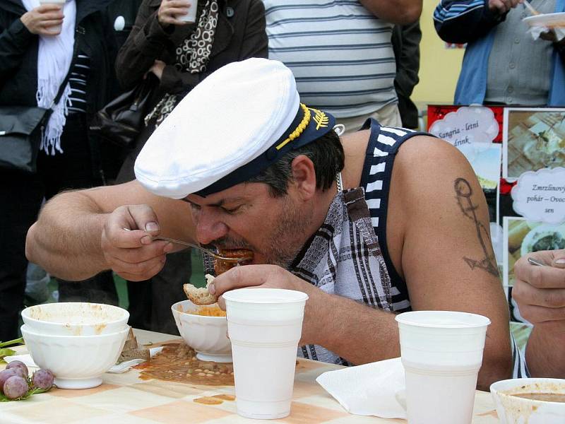 Pálavský Gulášfest nabízel  návštěvníkům několik druhů gulášů.