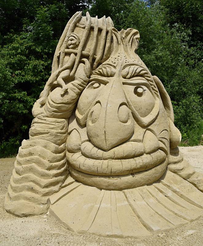 Až do října potrvá v Lednici výstava soch z písku. Letošním motivem jsou příběhy z knih Karla Zemana a Julese Verneho.