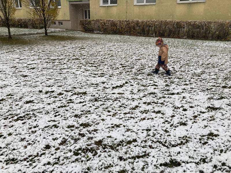 Z prvních sněhových vloček měly radost hlavně děti. Na snímku Matýsek z Brna.