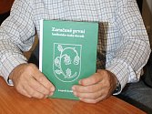 Autor knihy Zaručeně první lanžhotsko-český slovník.