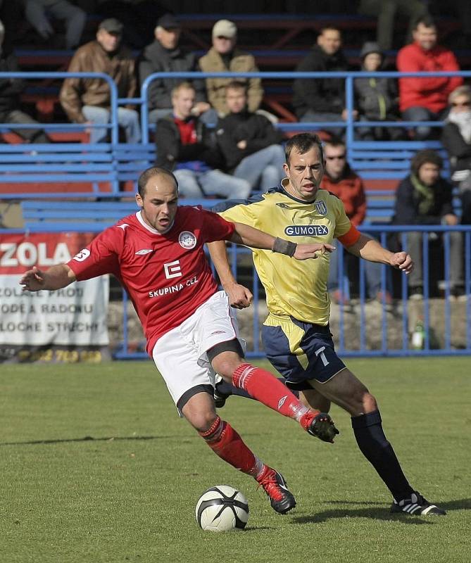 Břeclavští fotbalisté (v modro-žluté) podlehli Třebíči 0:1.