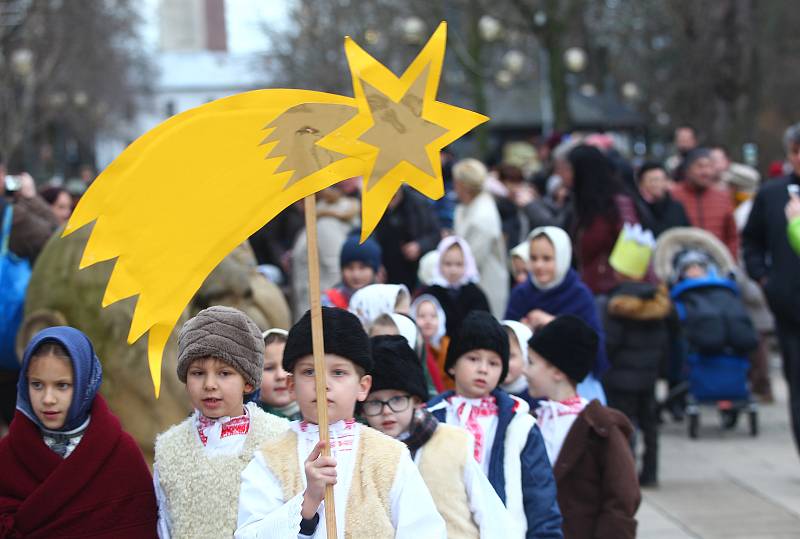 Břeclaví prošel tříkrálový průvod. S velbloudem a lamou.