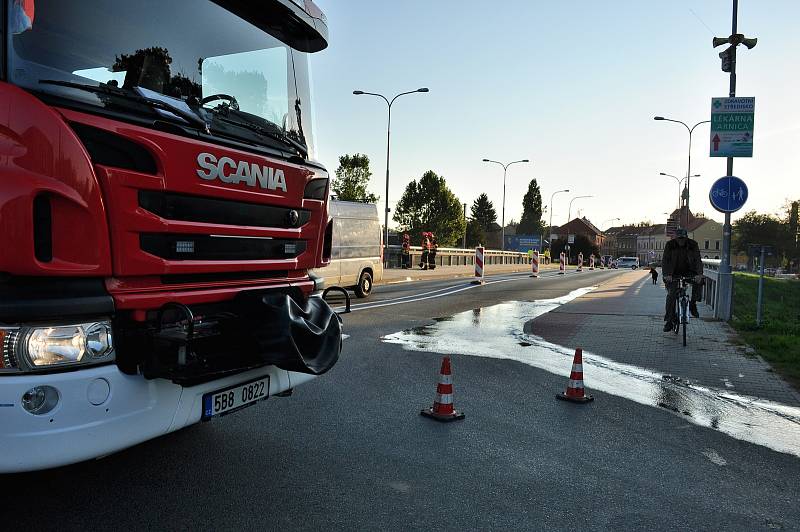 Havárie vodovodního potrubí poškodila zhruba před rokem a půl most přes řeku Jihlavu v Brněnské ulici v Pohořelicích. Foto z doby po havárii.